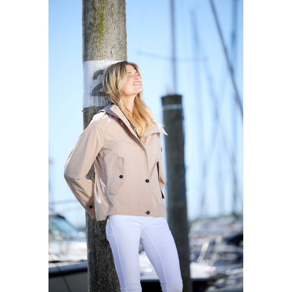 Junge Naomi Kv. 46 12-Sand